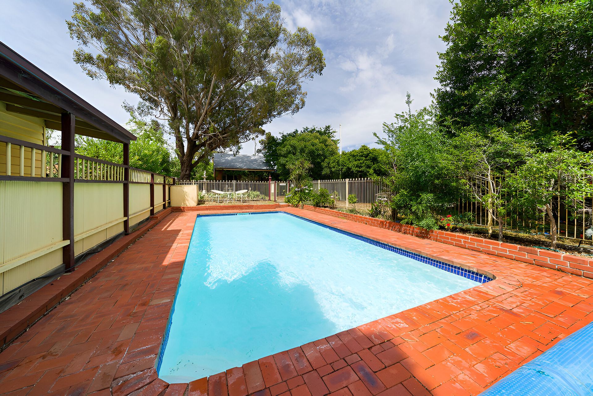 Garden and pool view at Quartz Reef Motel